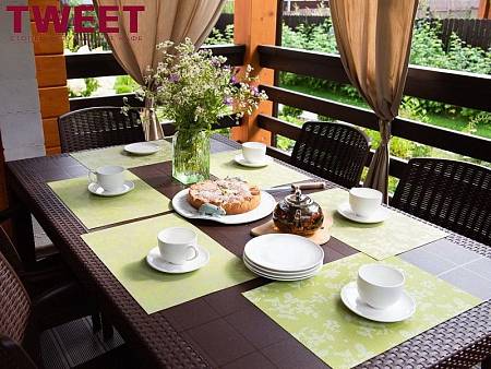 Комплект мебели (стол FIJI Table - 1 шт, стул с подлокотниками JERSEY - 4 шт) Комплект мебели (стол FIJI Table - 1 шт, стул с подлокотниками JERSEY - 4 шт)